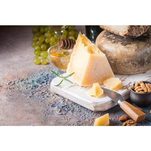 Parmezán jellegű sajt 1kg egész